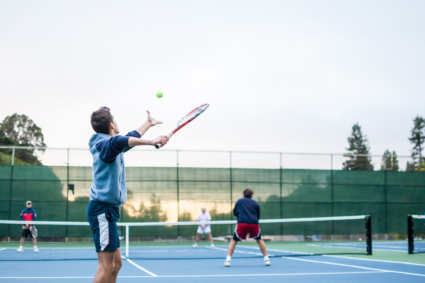 mężczyźni grają w tenisa ziemnego